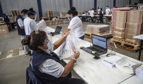 Casi 900.000 ciudadanos peruanos votan en el extranjero, según las autoridades. Foto: AFP/refrencial