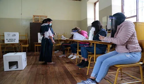 Una mujer indígena votó en las elecciones presidenciales en Quito, donde se ha reportado una jornada con suma normalidad hasta ahora, así como en todo Ecuador. Foto: EFE Una mujer indígena votó en las elecciones presidenciales en Quito, donde se ha reportado una jornada con suma normalidad hasta ahora, así como en todo Ecuador. Foto: EFE