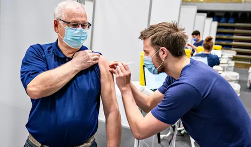 Ciudadanos seguirán con la fórmula de AstraZeneca para prevenir la COVID-19. Foto: AFP