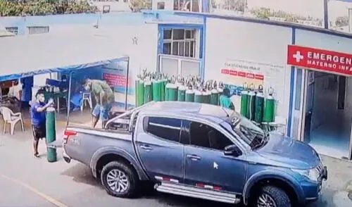 Momento en que los balones de oxígeno son cargados en la tolva de la camioneta. Foto: captura Latina Televisión