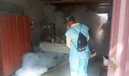 Personal de Salud fumigó hasta tres veces las casas para eliminar focos de dengue. Foto: Geresa