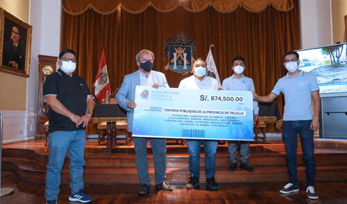 Alcalde José Ruiz y sus homólogos de centros poblados muestran el cheque simbólico. Foto: MPT