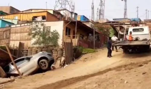 Para suerte de la familia, el vehículo no impactó en los dormitorios de la casa. Foto: PNP Para suerte de la familia, el vehículo no impactó en los dormitorios de la casa. Foto: PNP