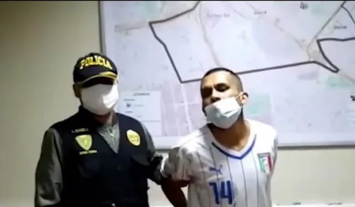 “Kukín” lloró y gritó por su madre al ser detenido por agentes del Grupo Terna de la Policía. Foto: captura de América Noticias.