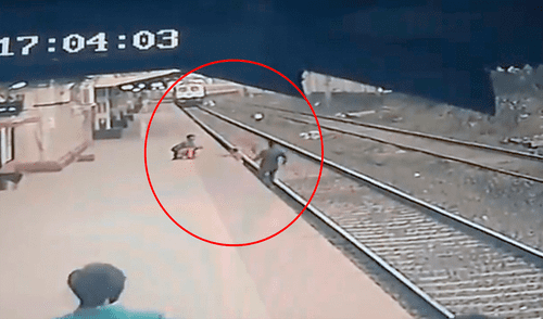 Las cámaras de seguridad de la estación de trenes captaron el preciso instante en que un trabajador ferroviario logró auxiliar a un niño. Foto: captura de YouTube