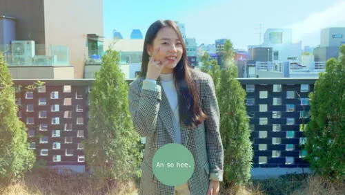 Sohee comunicándose en lengua de señas. Foto: captura YouTube/SoheeAhn