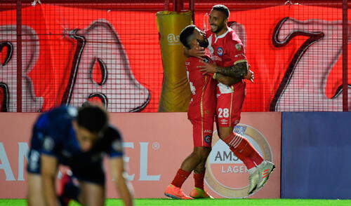 Con un gol de Emanuel Herrera, Argentinos Juniors debutó con victoria ante Nacional en la Copa Libertadores 2021. Foto: AFP