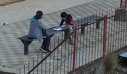 La maestra fue captada en el parque de la Mama Nate. Foto: Yenny Solis/Facebook La maestra fue captada en el parque de la Mama Nate. Foto: Yenny Solis/Facebook