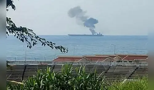 Medios locales han informado que el fuego en el barco petrolero estaría controlado. Foto: AFP Medios locales han informado que el fuego en el barco petrolero estaría controlado. Foto: AFP