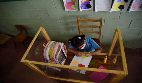 Para el padre de familia “sería bueno que en el país se implementará la misma fórmula para que los alumnos, especialmente los pequeños, estén protegidos". Foto: EFE