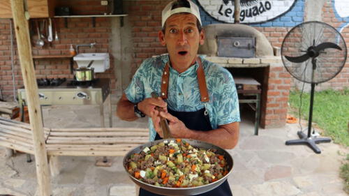El influencer resaltó lo cómodo del plato y alentó a sus seguidores a recrear el platillo. Foto: captura de YouTube El influencer resaltó lo cómodo del plato y alentó a sus seguidores a recrear el platillo. Foto: captura de YouTube