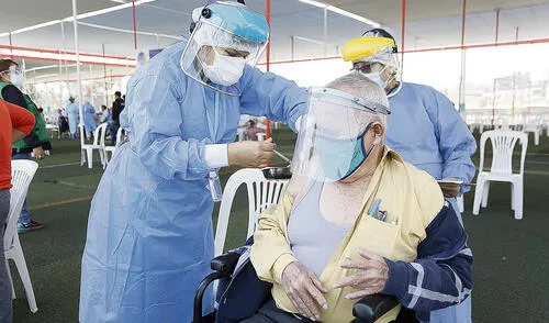 Buenas noticias. Familias esperaron hasta la noche para confirmar vacunación de sus abuelos. Foto: Antonio Melgarejo/La República Buenas noticias. Familias esperaron hasta la noche para confirmar vacunación de sus abuelos. Foto: Antonio Melgarejo/La República