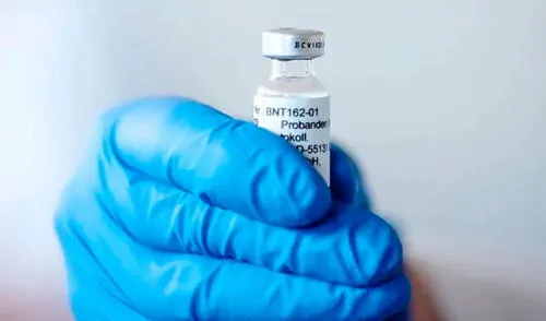 La vacuna de Pfizer que llegará a Reino Unido presenta un 95% de protección contra la enfermedad. Foto: EFE