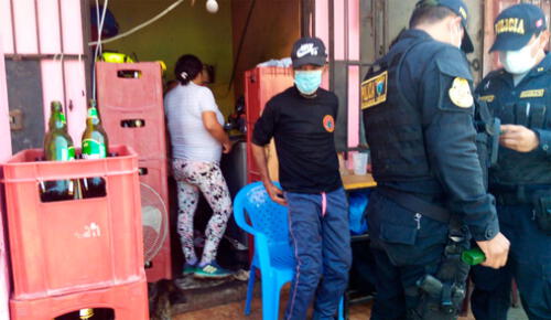 Personas se encontraban consumiendo bebidas alcohólicas en un bar clandestino. Foto: PNP Personas se encontraban consumiendo bebidas alcohólicas en un bar clandestino. Foto: PNP