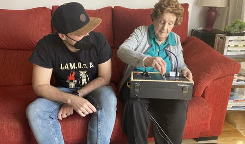 “Le da poder y construye puentes de comunicación con el resto de sus nietos que no tienen la suerte de vivir cerca”, afirma el creador del dispositivo. Foto: Twitter