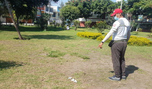 Manchas de sangre en parque demuestran la violencia del ataque. Foto: César Zorrilla/URPI-LR