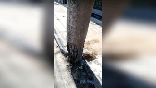 El poste ubicado en el pasaje San Roberto. Foto: captura de pantalla RPP Noticias El poste ubicado en el pasaje San Roberto. Foto: captura de pantalla RPP Noticias