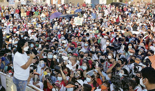 Promesa. La candidata Keiko Fujimori (FP) visitó Ventanilla, donde se comprometió a entregar cien mil lotes a nivel nacional. Foto: John Reyes/La República