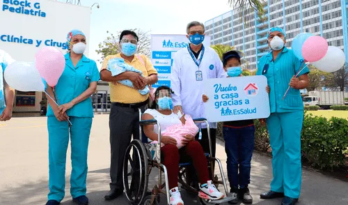 Luz Robles junto a sus gemelos antes de abandonar el Hospital Rebagliati. Los doctores del área Área de Neonatología estabilizaron a los recién nacidos. Foto: Minsa Luz Robles junto a sus gemelos antes de abandonar el Hospital Rebagliati. Los doctores del área Área de Neonatología estabilizaron a los recién nacidos. Foto: Minsa