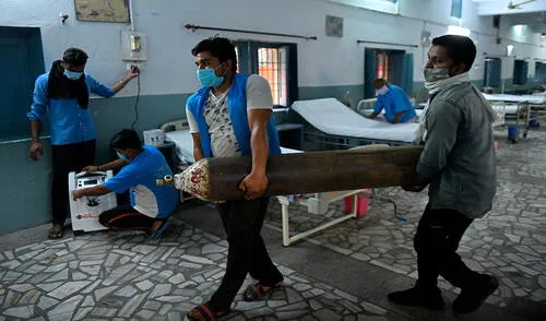 En India la crisis por la falta de oxígeno ha afectado a todo el sistema de salud ante el avance del coronavirus SARS-CoV-2. Foto: AFP