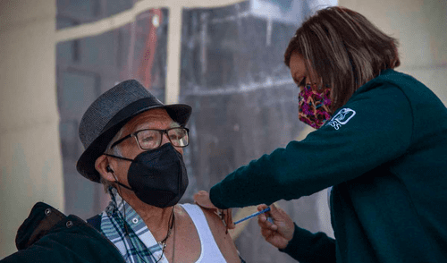 "La prioridad debe ser suministrar vacunas a todos los países del mundo para los grupos más prioritarios", sostuvo la OMS. Foto: AFP