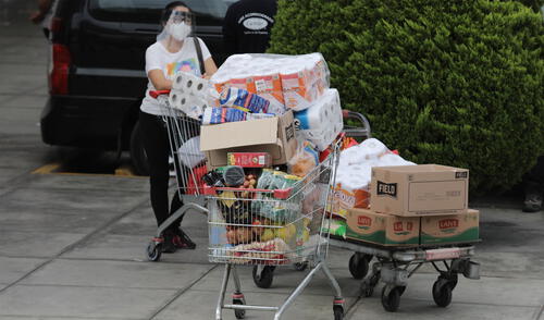 El ingreso a los supermercados solo será una persona por familia y con el uso correcto del protector facial. Foto: La República
