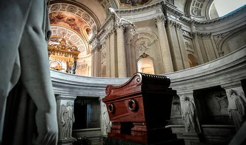 Un esqueleto de caballo realizado en plástico cuelga sobre la tumba de Napoleón Bonaparte, dentro de una exposición de arte contemporáneo que busca ofrecer una mirada actual a esta figura histórica. Foto: EFE