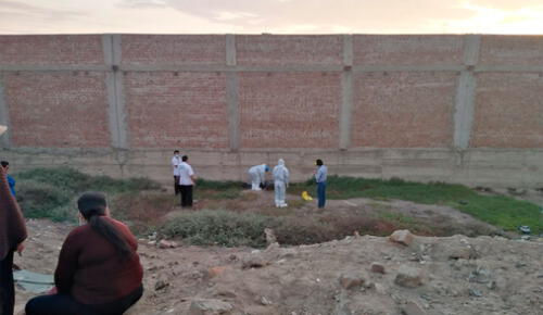 Agentes policiales llegaron al lugar donde se encontró el cuerpo de la mujer. Foto: PNP