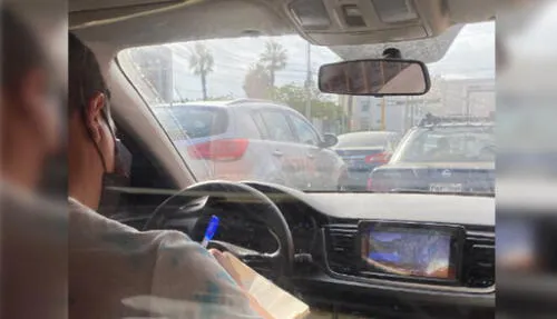 El taxista escuchaba sus clases virtuales en pleno viaje, con autorización del cliente. Foto: captura de Twitter El taxista escuchaba sus clases virtuales en pleno viaje, con autorización del cliente. Foto: captura de Twitter