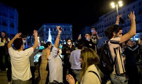 Cientos de personas se dieron cita en la Puerta del Sol de Madrid para celebrar el fin del estado de alarma. Foto: EFE