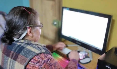Adultos mayores deben tener una computadora, laptop, internet y apoyo de un familiar. Foto: UNSA