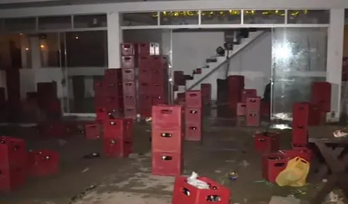 Se halló gran cantidad de cajas y botellas de cerveza. Foto: captura América TV