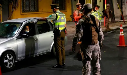 El actual horario del toque de queda rige desde el último 5 de abril. Foto: El Mercurio