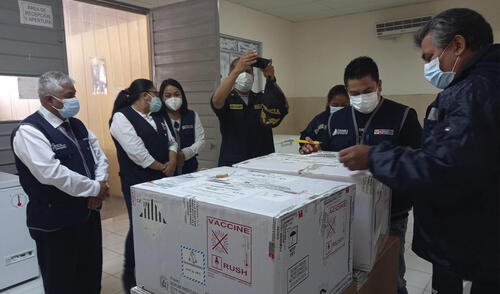 Autoridades de la salud y Contraloría estuvieron presentes en recepción de dosis. Foto: Geresa