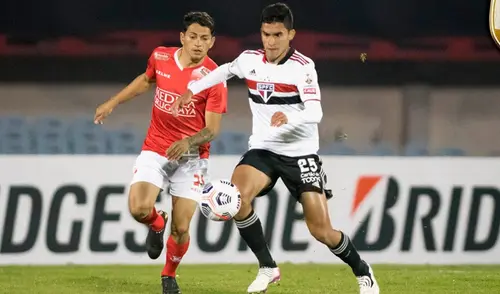 El partido entre Sao Paulo y Rentista se disputa en el Estadio Centenario de Montevideo. Foto: Sao Paulo