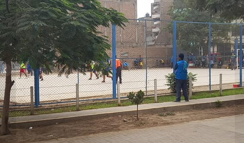 Hombres no usan mascarilla ni respetan el distanciamiento social. Foto: WhatsApp La República