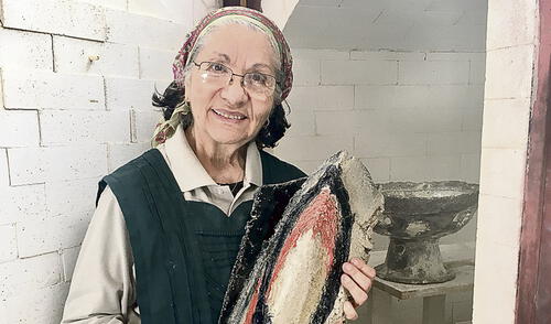 Gladys Fernández con una de sus piezas. Foto: difusión
