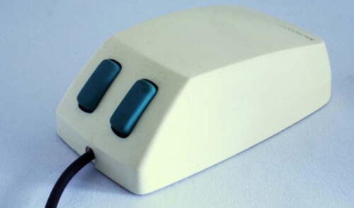 El dispositivo tenía dos botones de color verde al frente. Foto: Unocero El dispositivo tenía dos botones de color verde al frente. Foto: Unocero