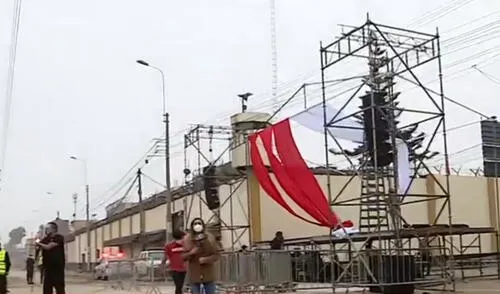 Técnicos vienen trabajando en el armado de escenario donde se llevaría a cabo el debate entre Keiko Fujimori y Pedro Castillo. Al lugar empiezan a llegar simpatizantes de Fuerza Popular. Foto: captura Latina Noticias