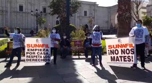 Se apostaron en la Plaza de Armas de Arequipa para alzar su voz de protesta. Foto: captura video radio Yaravi Se apostaron en la Plaza de Armas de Arequipa para alzar su voz de protesta. Foto: captura video radio Yaravi