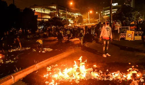 La Policía informó sobre seis uniformados heridos y aseguró haber sido hostigada “con armas de fuego”. Foto: AFP