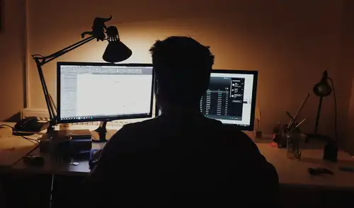 Según estudio de la OIT y la OMS, en el sudeste asiático los hombre y las personas mayores soportan cargas más elevadas de labores. Foto: Oğuzhan Akdoğan / Unsplash Según estudio de la OIT y la OMS, en el sudeste asiático los hombre y las personas mayores soportan cargas más elevadas de labores. Foto: Oğuzhan Akdoğan / Unsplash