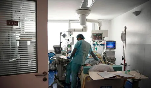 La menor está recuperada, logrando moverse y sonreír junto a sus padres. Foto: referencial, AFP