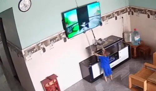 La madre el pequeño quedó sorprendida al ver que utilizó el palo con el que jugaba para golpear la pantalla. Foto: captura de YouTube / Viralhog