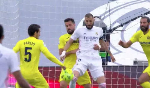 Benzema luchó entre los zagueros y observó la mano de Dani Parejo. El árbitro ignoró su reclamo y el de sus compañeros. Foto: difusión