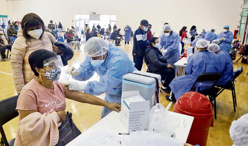 Su turno. El proceso de inmunización avanza en todo el país, pese a algunos contratiempos. Foto: Carlos Contreras / La República