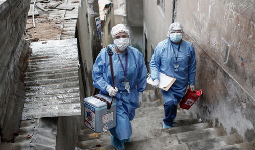 A menudo, los brigadistas de la Diris Lima Este deben trepar por larguísimas escaleras para llegar a los domicilios de los ancianos que deben vacunar. Foto: Antonio Melgarejo.