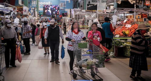 Autoridad señala que en mercados no se controla el uso de mascarillas ni se respetan protocolos. Foto: Oswald Charca / La República