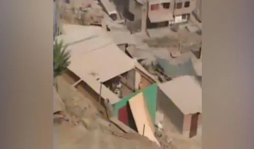 Algunas personas tuvieron que poner piedras para evitar que las calaminas se desestabilicen. Foto: captura de Canal N Algunas personas tuvieron que poner piedras para evitar que las calaminas se desestabilicen. Foto: captura de Canal N