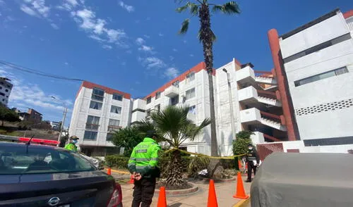 Policías llegaron a la zona para resguardar el cuerpo del occiso. Foto: Raúl Egúsquiza / URPI - LR Policías llegaron a la zona para resguardar el cuerpo del occiso. Foto: Raúl Egúsquiza / URPI - LR